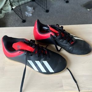 Adidas youth indoor soccer shoes size 1.5